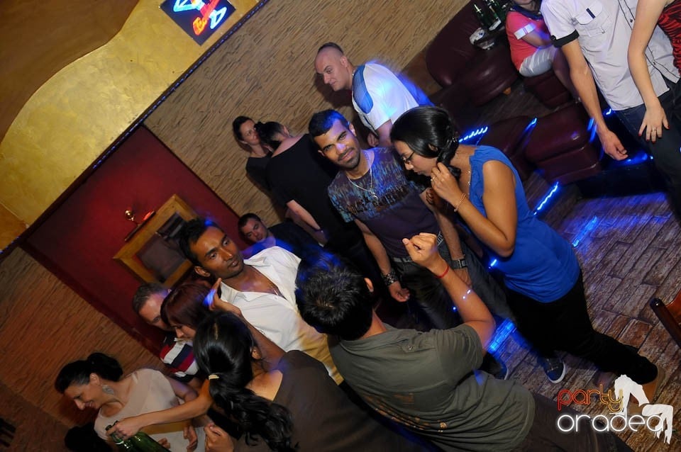 Începe distracţia în Club Downtown, 