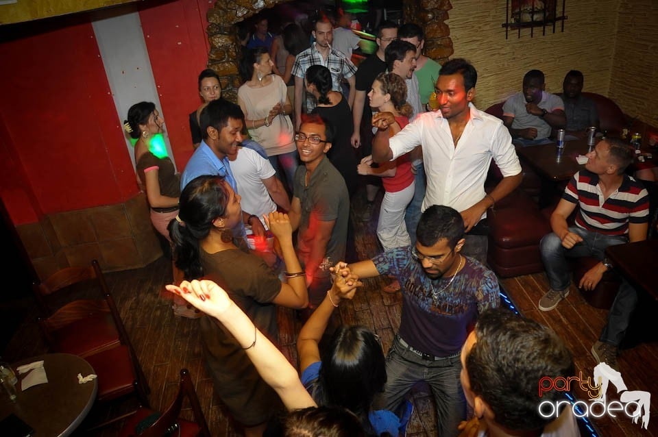 Începe distracţia în Club Downtown, 