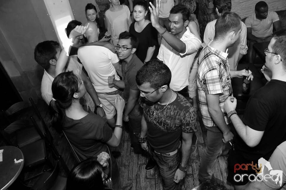 Începe distracţia în Club Downtown, 