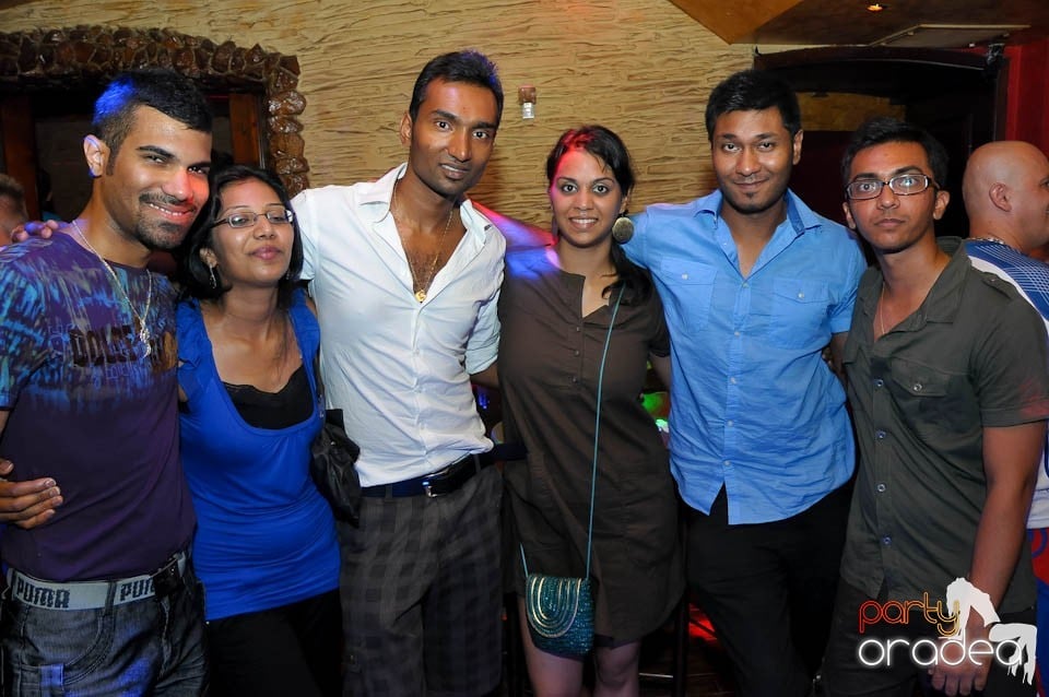 Începe distracţia în Club Downtown, 