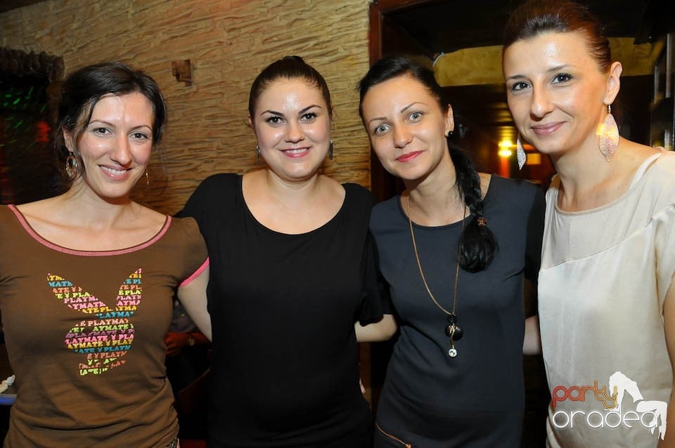 Începe distracţia în Club Downtown, 