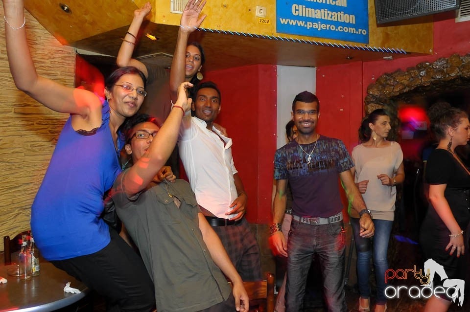 Începe distracţia în Club Downtown, 