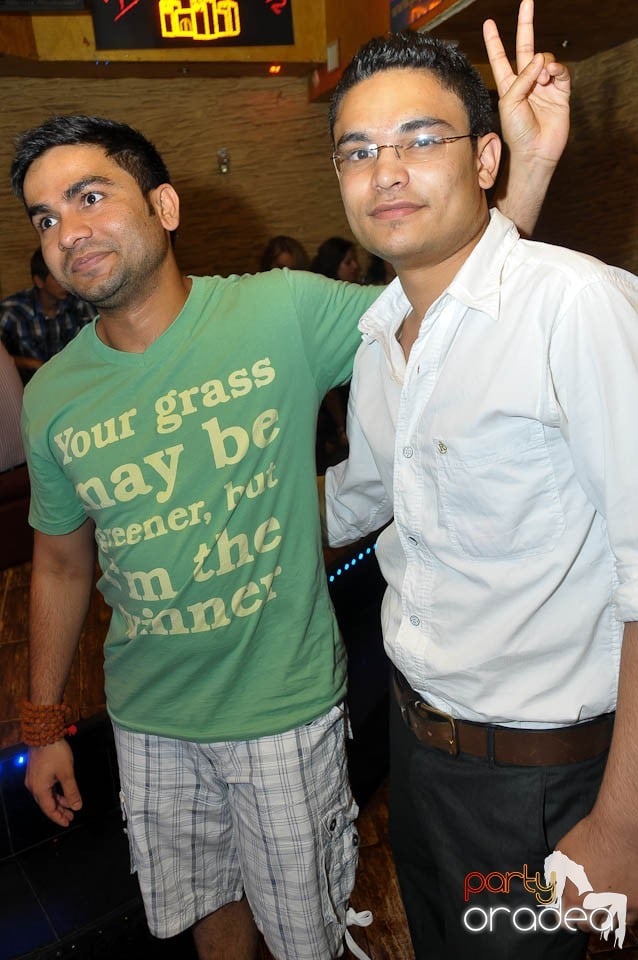 Începe distracţia în Club Downtown, 