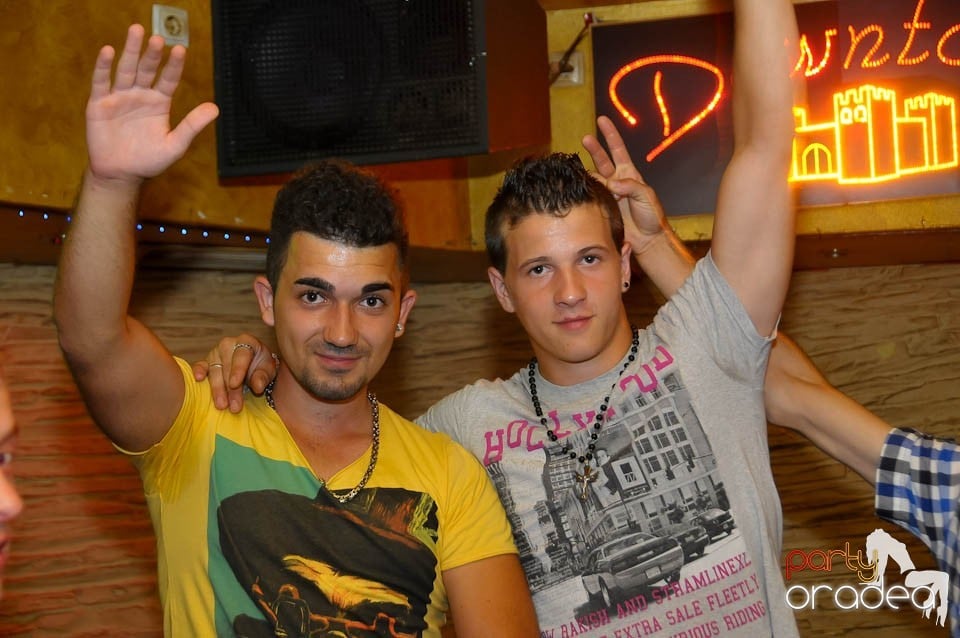 Începe distracţia în Club Downtown, 