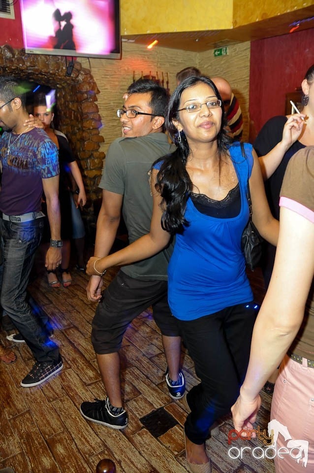 Începe distracţia în Club Downtown, 