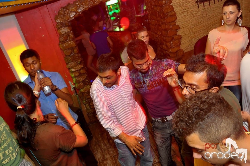 Începe distracţia în Club Downtown, 