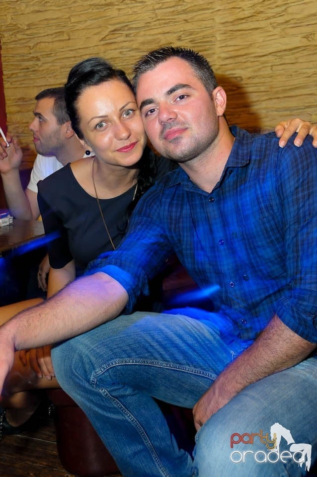 Începe distracţia în Club Downtown, 