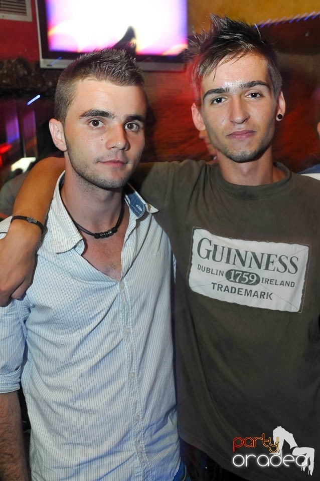 Începe distracţia în Club Downtown, 