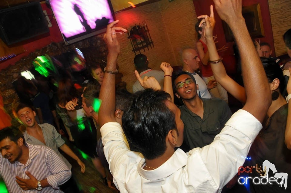 Începe distracţia în Club Downtown, 