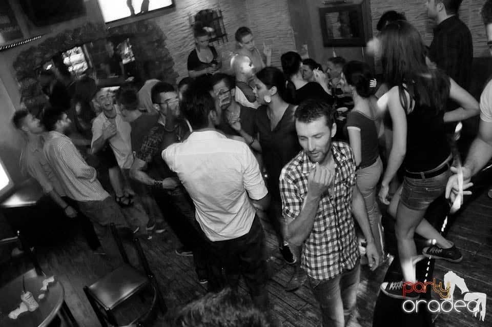 Începe distracţia în Club Downtown, 