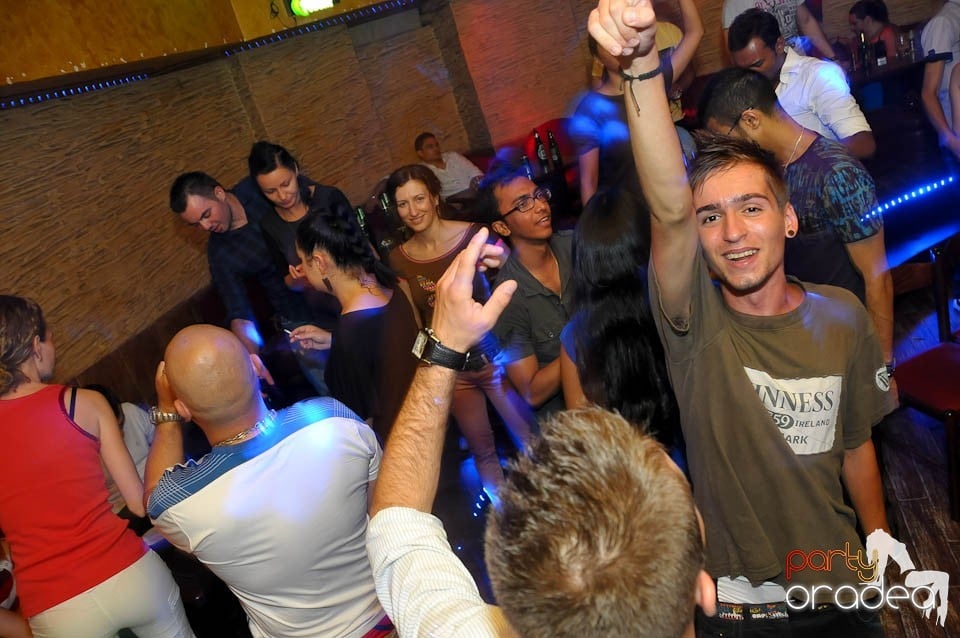 Începe distracţia în Club Downtown, 