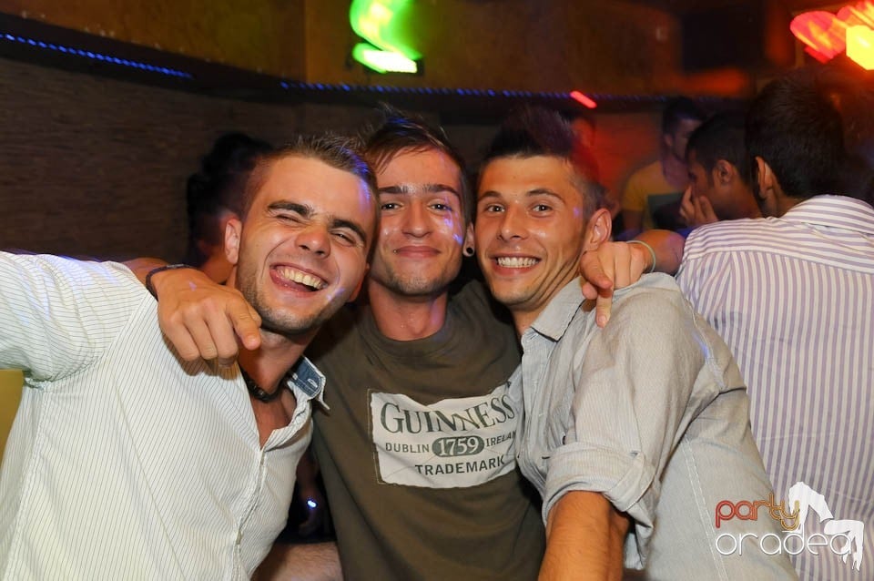 Începe distracţia în Club Downtown, 