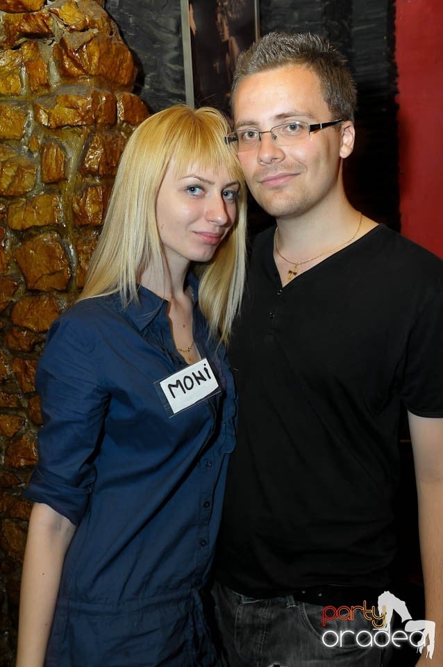 Începe distracţia în Club Downtown, 