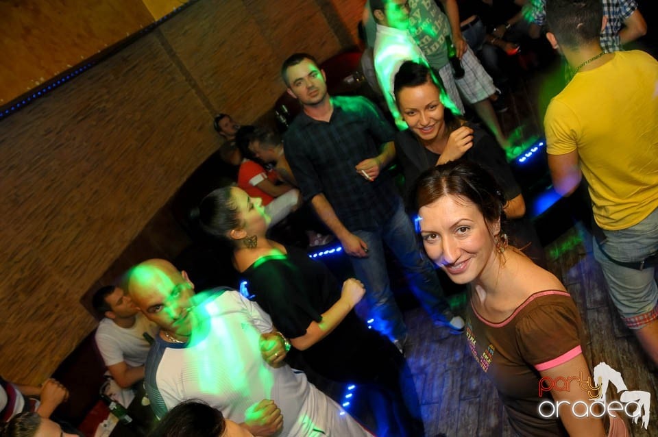 Începe distracţia în Club Downtown, 