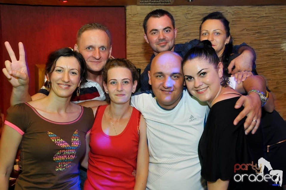 Începe distracţia în Club Downtown, 