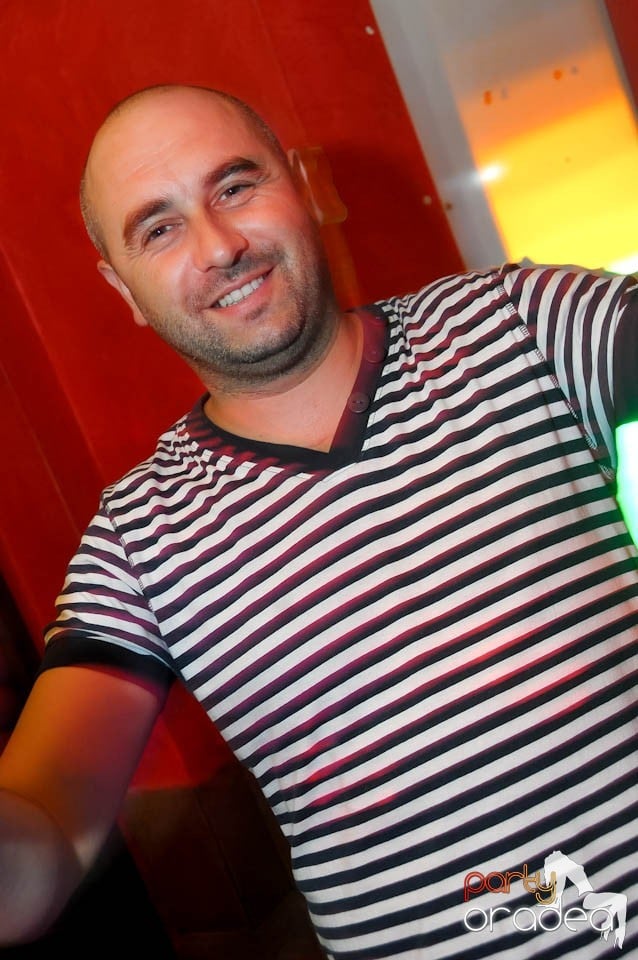 Începe distracţia în Club Downtown, 