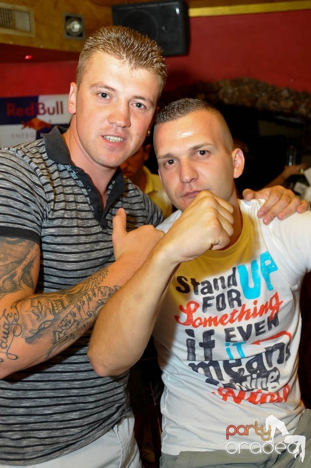 Începe distracţia în Club Downtown, 