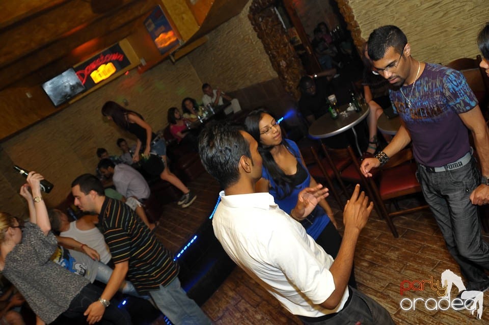 Începe distracţia în Club Downtown, 