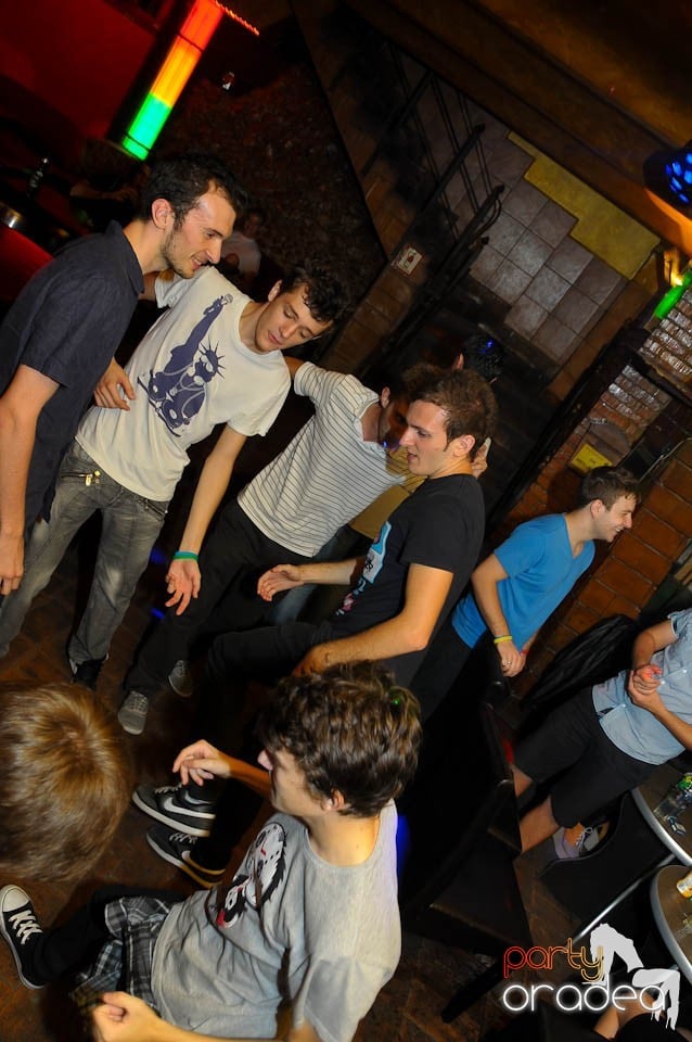 Începe distracţia în Club Downtown, 