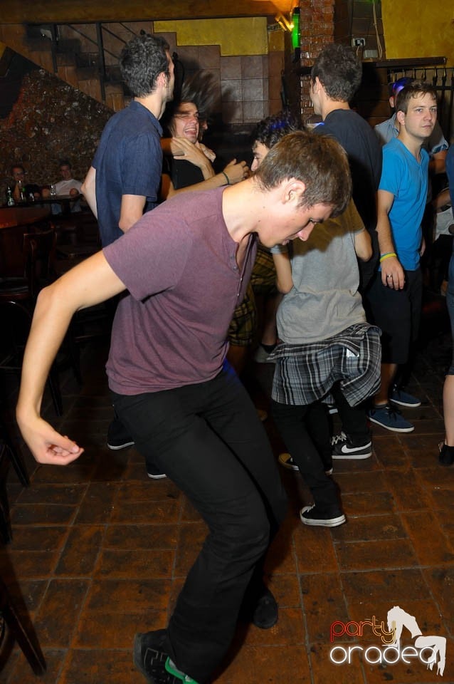 Începe distracţia în Club Downtown, 