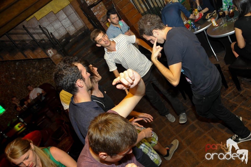 Începe distracţia în Club Downtown, 