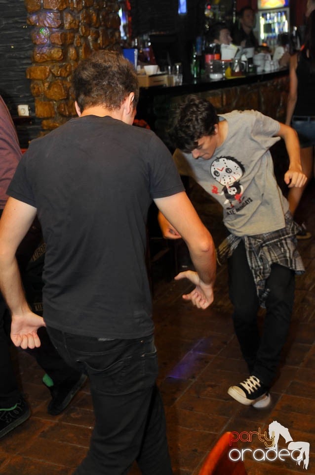 Începe distracţia în Club Downtown, 