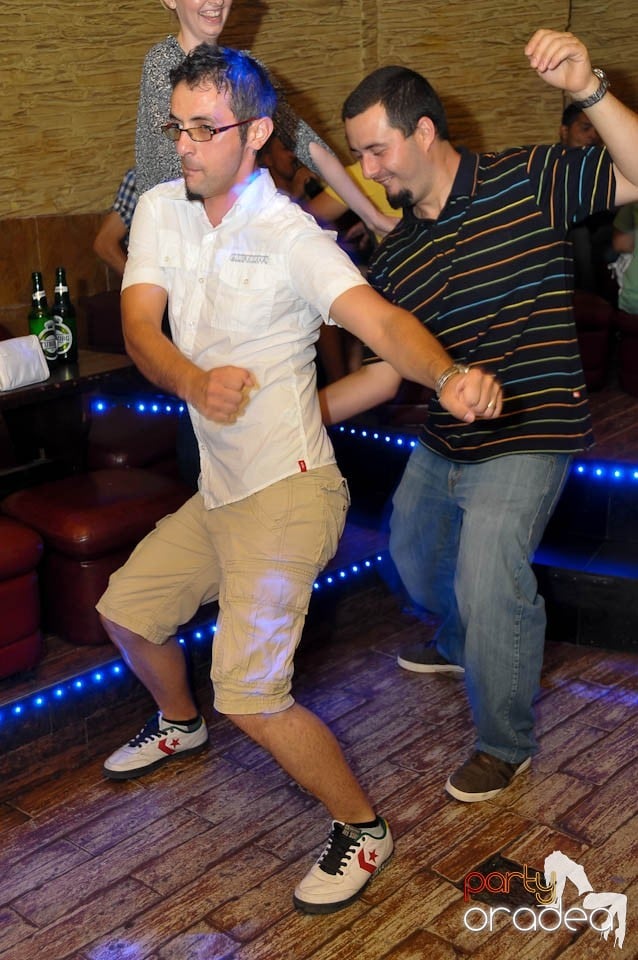 Începe distracţia în Club Downtown, 