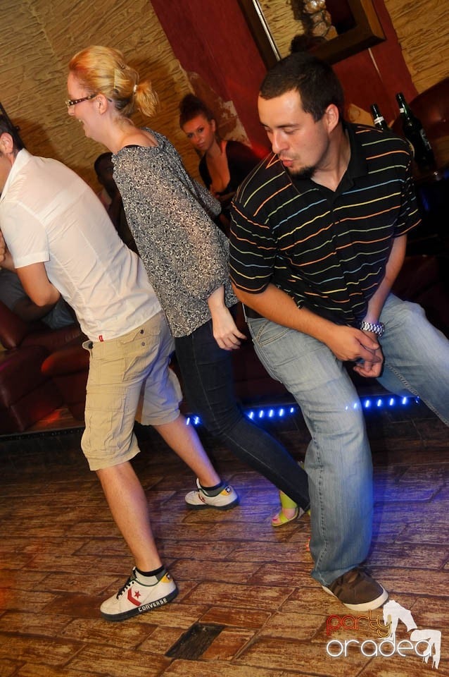 Începe distracţia în Club Downtown, 