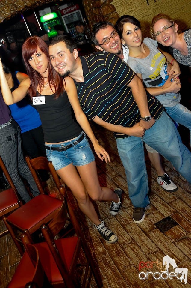 Începe distracţia în Club Downtown, 