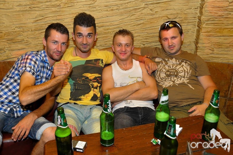 Începe distracţia în Club Downtown, 