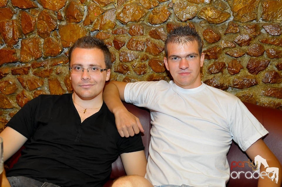 Începe distracţia în Club Downtown, 