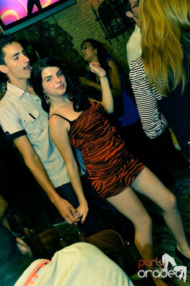 Începe distracţia în Club Downtown, 