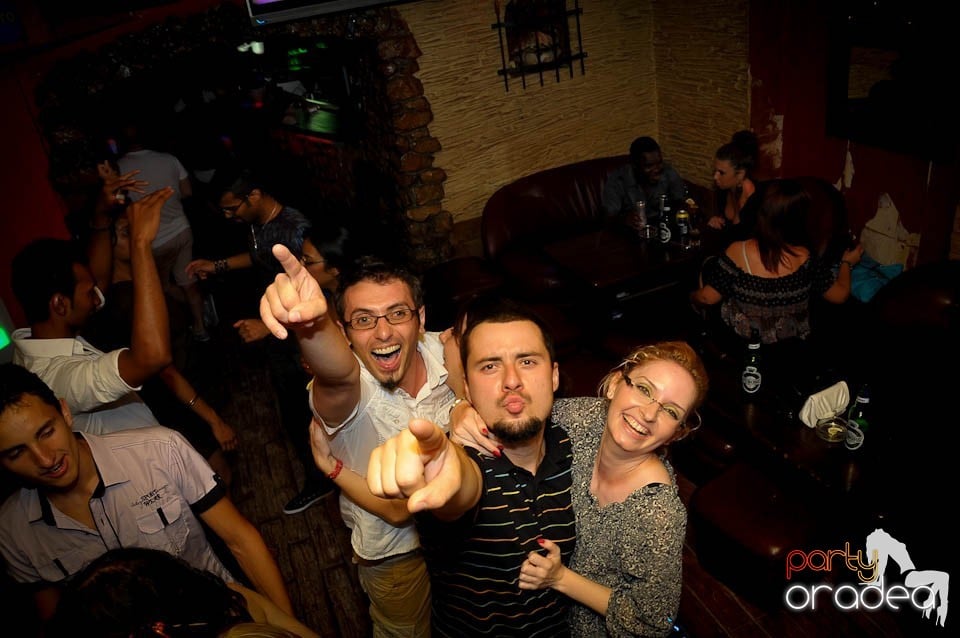 Începe distracţia în Club Downtown, 