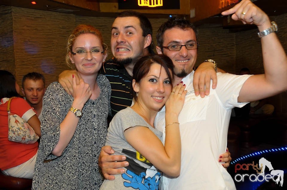 Începe distracţia în Club Downtown, 