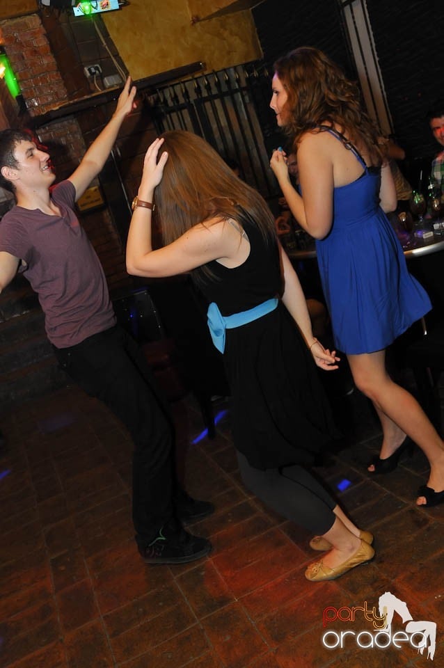 Începe distracţia în Club Downtown, 