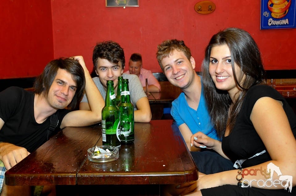 Începe distracţia în Club Downtown, 