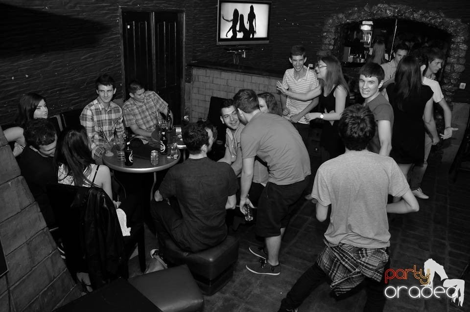 Începe distracţia în Club Downtown, 