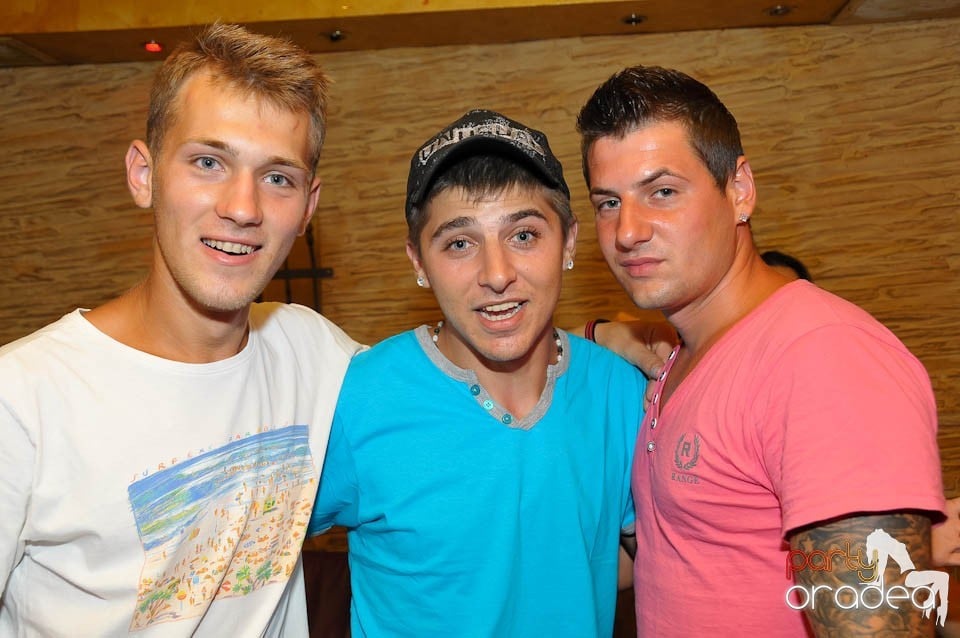 Începe distracţia în Club Downtown, 