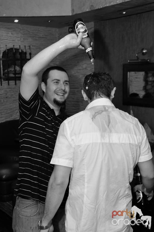 Începe distracţia în Club Downtown, 