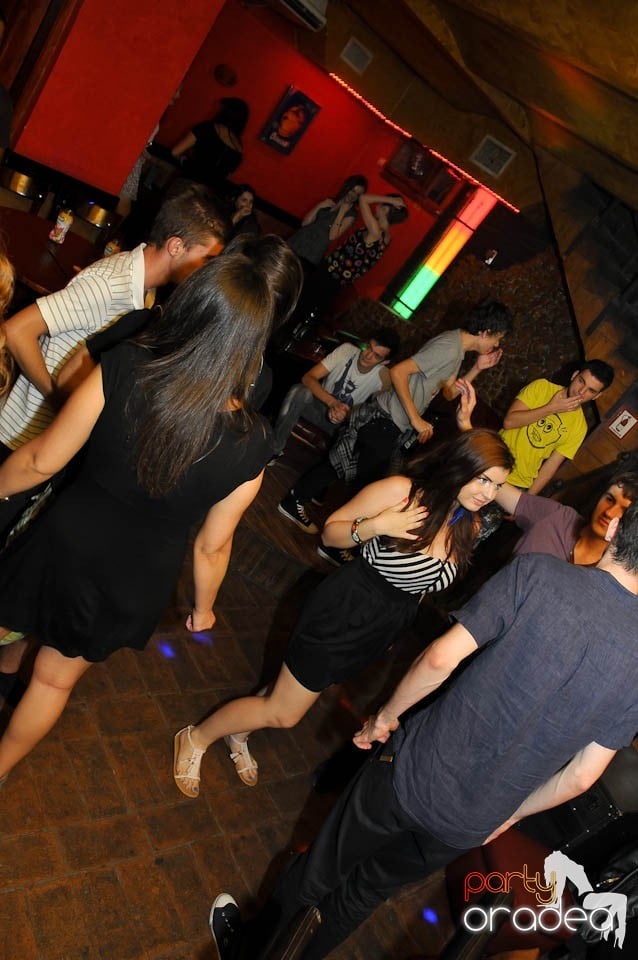 Începe distracţia în Club Downtown, 