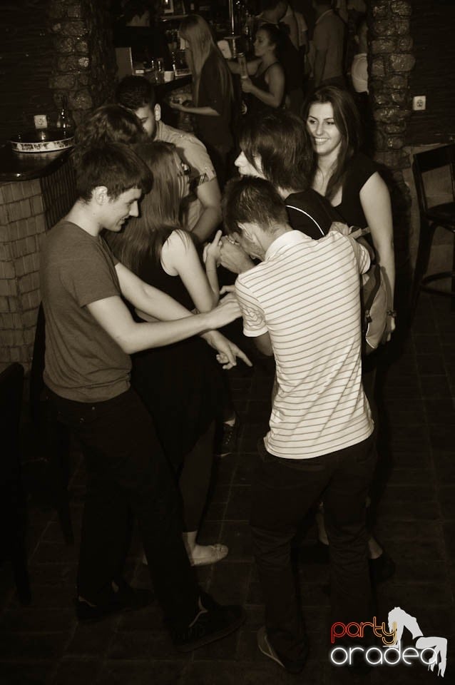 Începe distracţia în Club Downtown, 