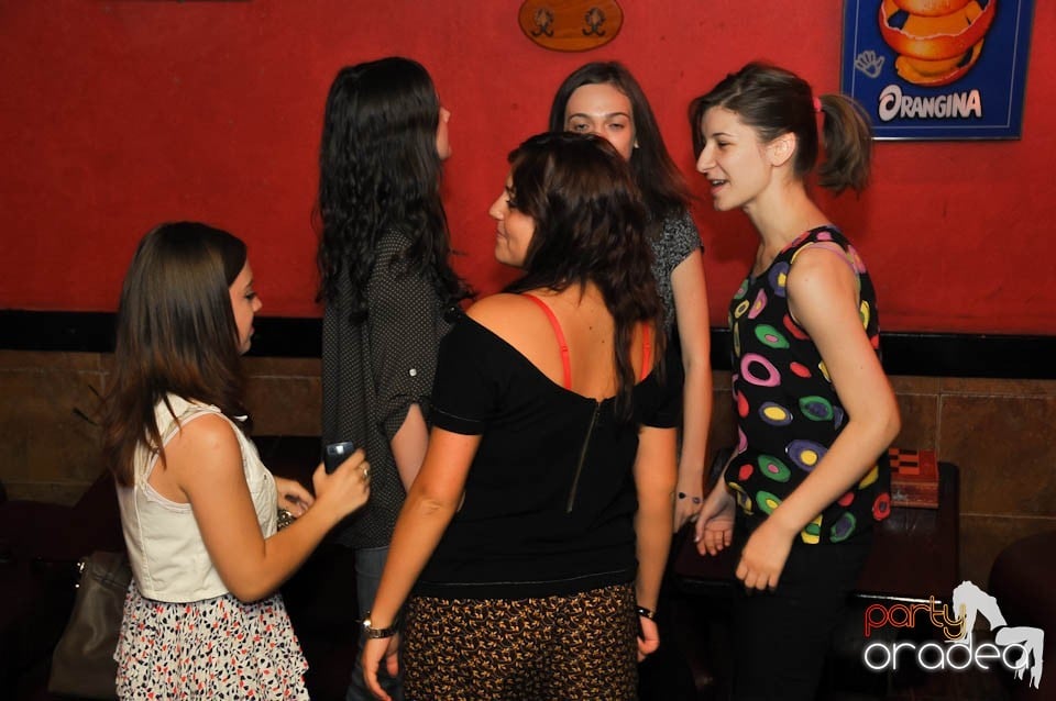 Începe distracţia în Club Downtown, 