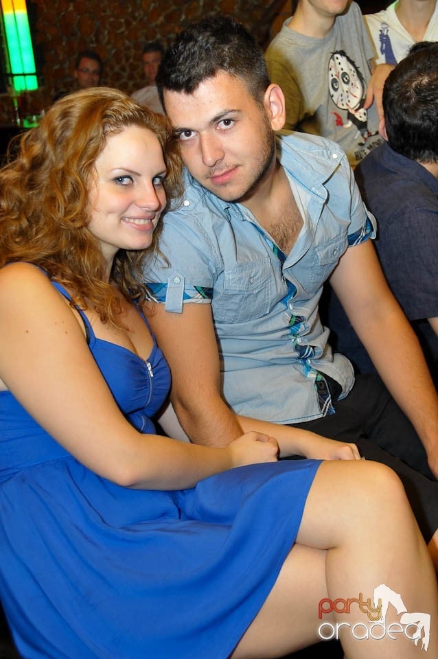 Începe distracţia în Club Downtown, 