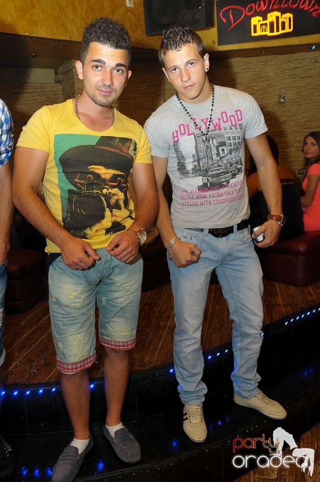Începe distracţia în Club Downtown, 