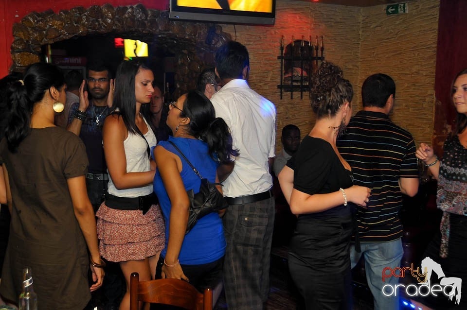 Începe distracţia în Club Downtown, 