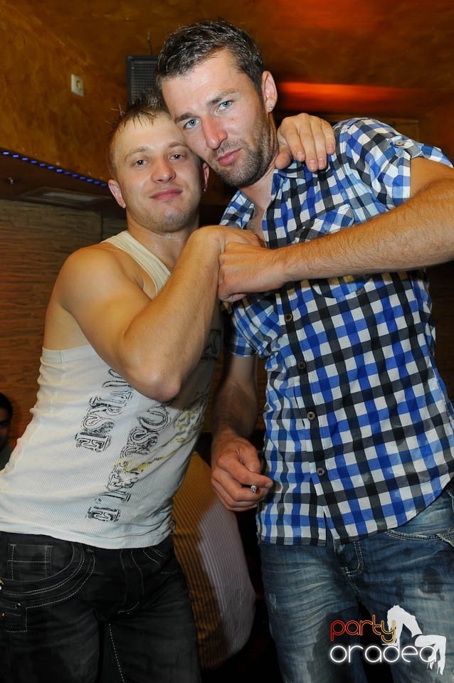 Începe distracţia în Club Downtown, 