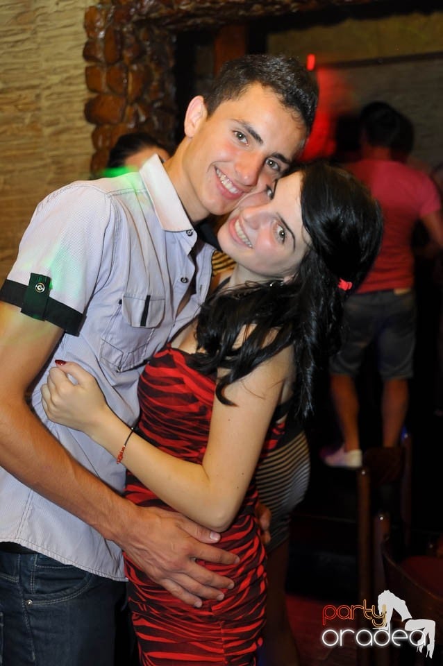 Începe distracţia în Club Downtown, 