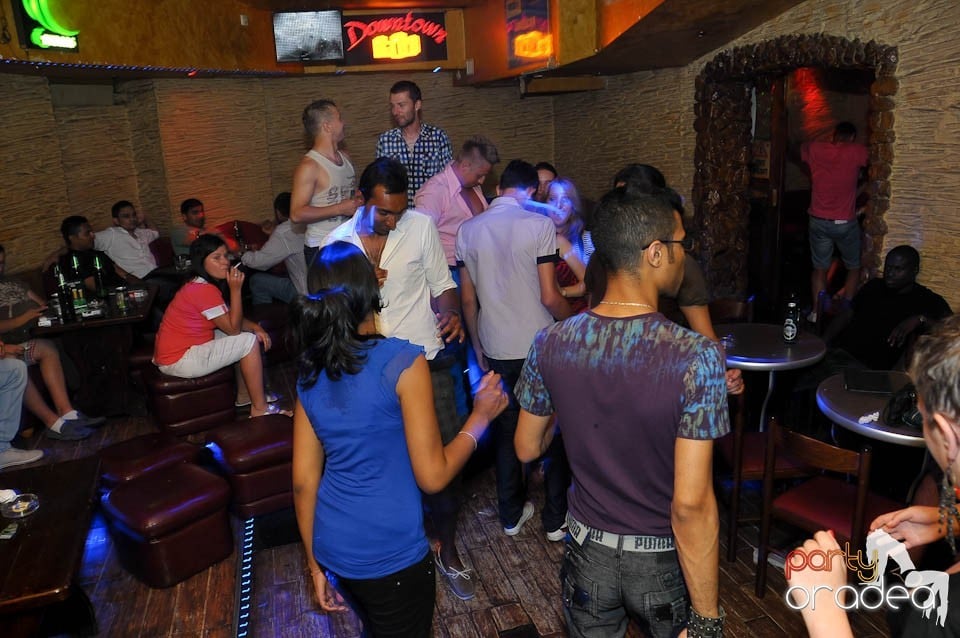 Începe distracţia în Club Downtown, 