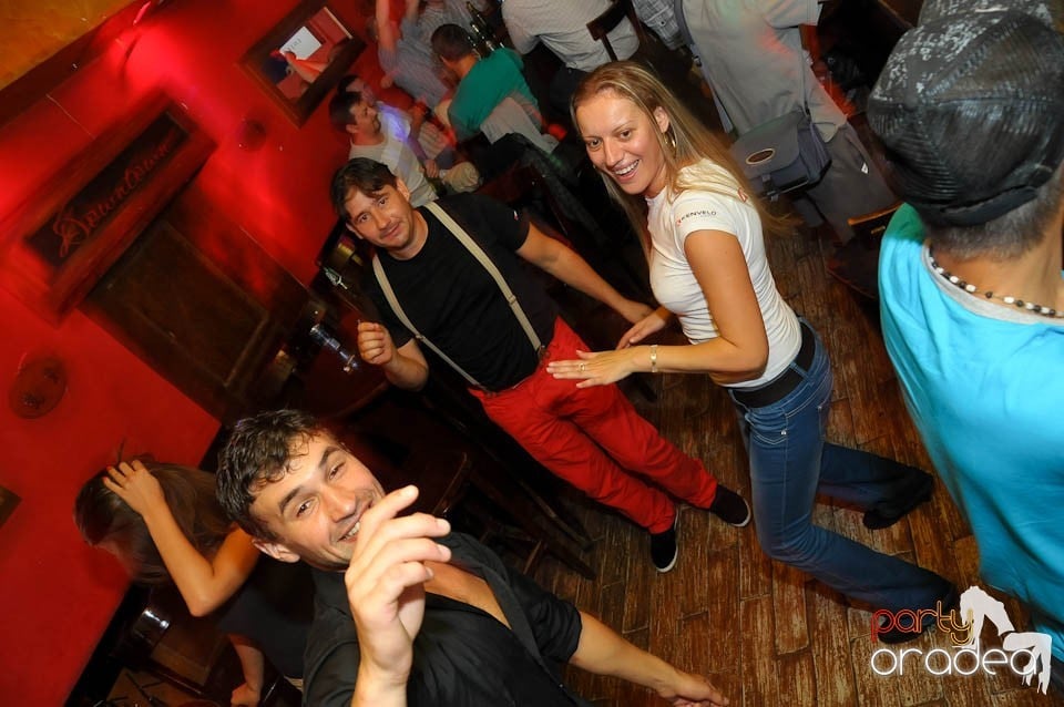 Începe distracţia în Club Downtown, 