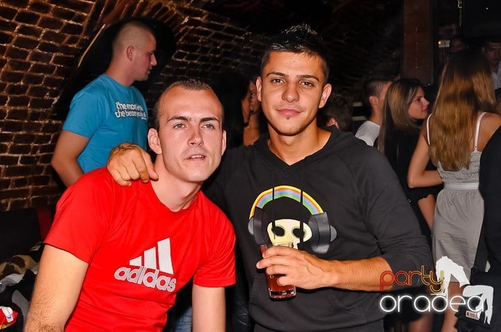 Începe weekendul în Club Escape, 